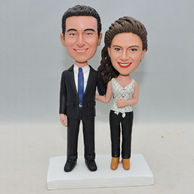 Sweet couple bobblehead with arm in arm