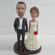 Personalized custom bobbleheads of wedding cake