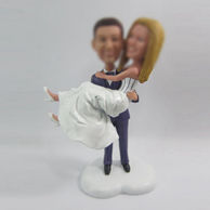 Customzed bobbleheads of wedding cake