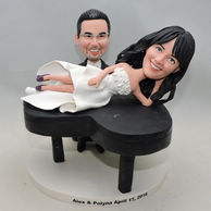 Special wedding couple bobbleheads Lie on piano